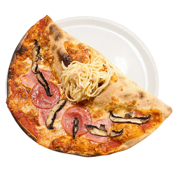 Schwarzer Teller mit Pizza LUCCA CARBONARA (Pizza Lucca gef&uuml;llt mit Spaghetti Carbonara).