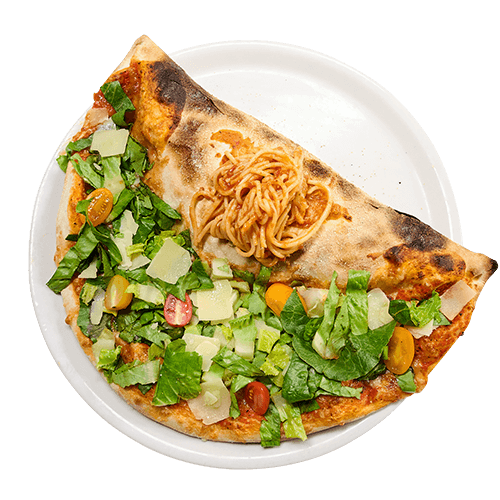 Schwarzer Teller mit Pizza CAESAR NAPOLI [vegetarisch] (Pizza Caesar &ndash; ohne H&auml;hnchen oder Gambas &ndash; gef&uuml;llt mit Spaghetti Napoli).